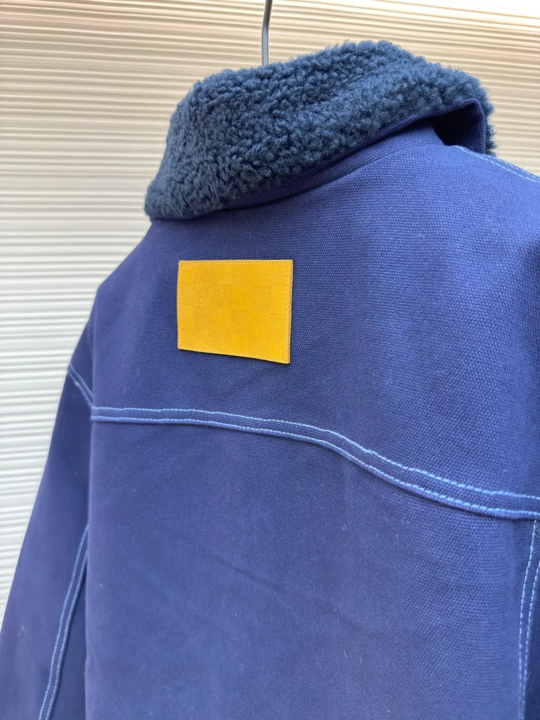 LOUIS VUITTON Winter Solstice Denim Work Clip ●Original version: Purchased and developed for 28500 ●Item number: 1680749-C45 ●Fabric: royal blue thickened beaded canvas fabric ●Technology: made on a positioning cutting machine ●Version: fitted version ●Weight: about 1315 grams ●Size: 46-48-50-52 ●Description: Has a comfortable wool collar and Monogram quilted lining, with topstitching incorporated into the chest pocket and rear respectively. LV logo and suede LV patch. Pearlescent rivets and buttons give it a dandy feel, matching the style. The overall wiring is straight and delicate, the fabric is comfortable and soft, and the color is consistent without color difference. It can be matched with the same style to create a fashionable look and control various occasions. Customized accessories, complete with three standards, same style for men and women!